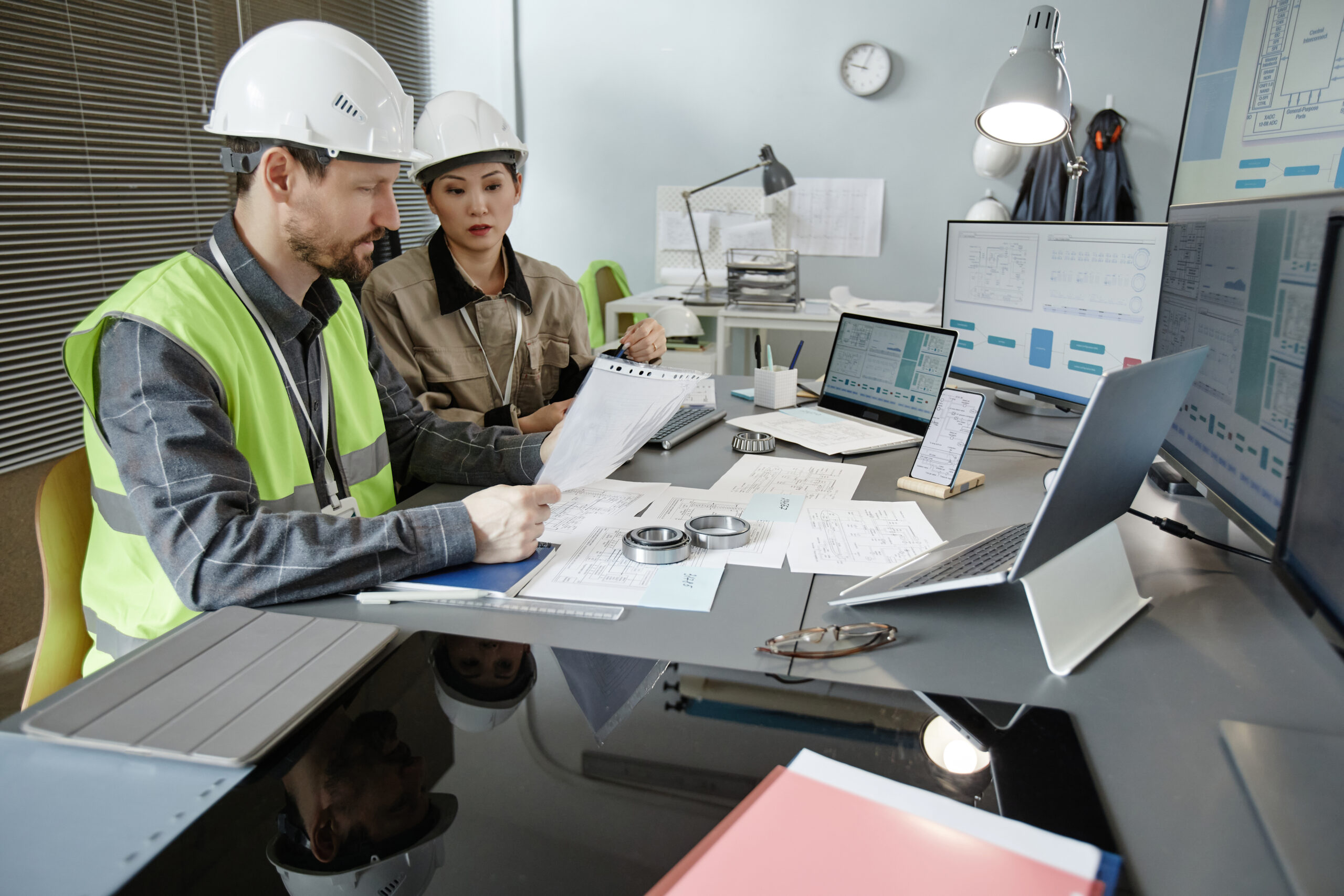 Ingenieure arbeiten an Bauplänen